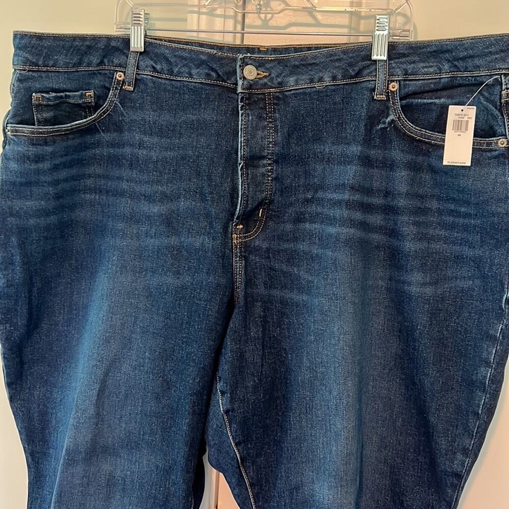 Old Navy Curvy High-Waisted Button-Fly OG Straight Cut-Off Ankle Jeans - Picture 4 of 16